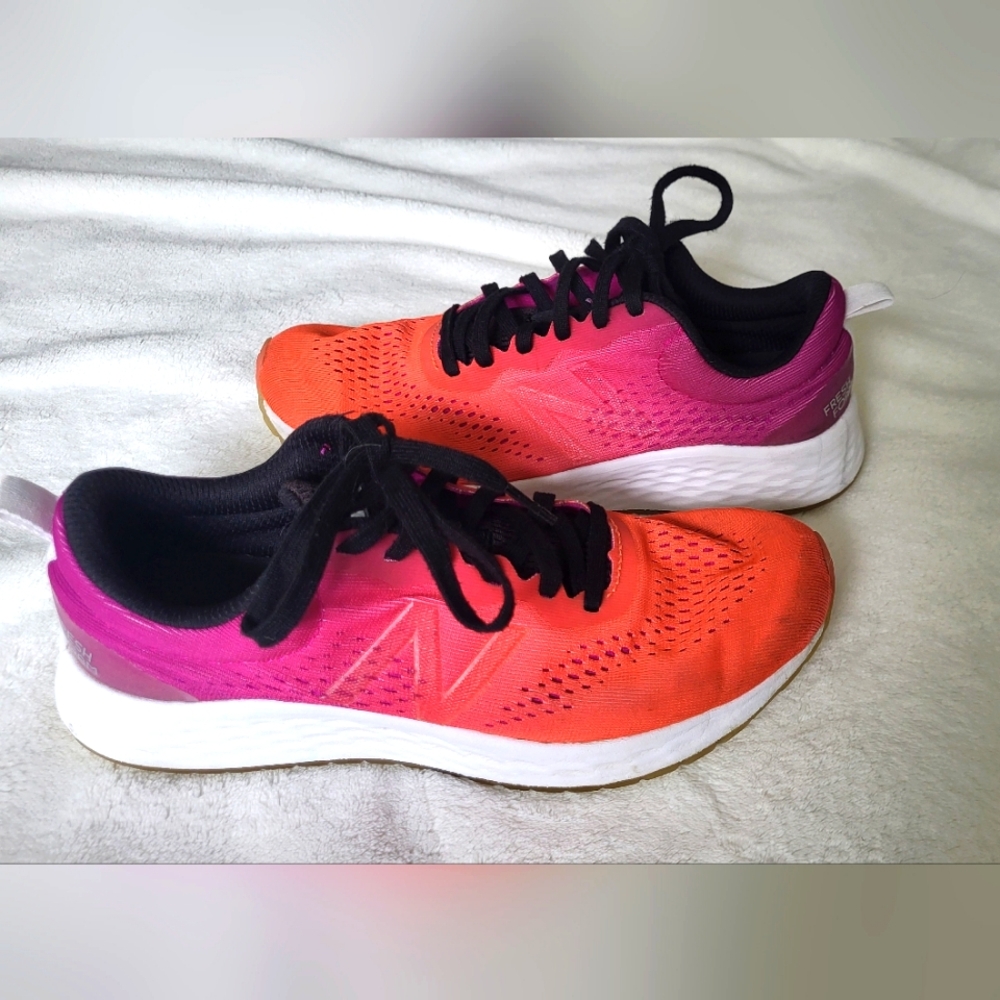 New Balance™ Fresh Foam  Sneakers ~ WARISTB3 ~ Women Sz 7.5 Pre Owned